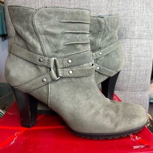 S27. Aerosoles Ment to Be Grey Leather Ankle Boots 9.5 EUC